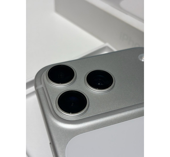 Б/У Смартфон Apple iPhone 17 Pro Max 256 Gb Silver (1sim + eSim)(АКБ 99%)